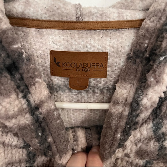 Koolaburra Gray and Cream Teddy Jacket - Picture 2 of 5